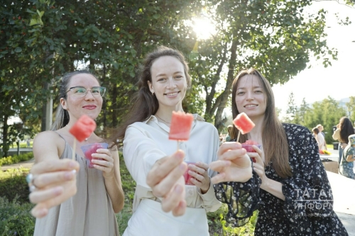 «Ялкын» журналы Карбыз Partyда халыкны 100 кг карбыз белән сыйлады
