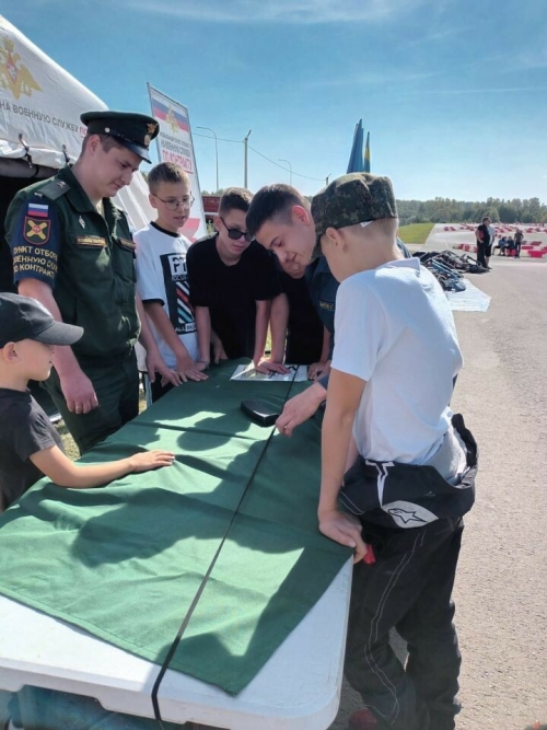 Сабада картинг ярышлары урынында хәрби хезмәткә сайлап алу буенча мобиль пункт эшләде