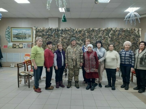 Зәйнең Бигеш авылы хәрбие туган авылында маскировкалау челтәрләре үрүчеләр янында булды