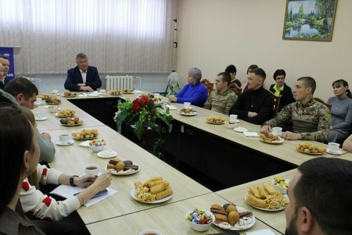 Яңа Чишмә районы башлыгы хәрбиләр һәм волонтерлар белән очрашты