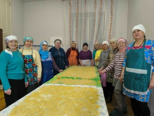 Апас районы Морзалар авылында яшәүчеләр хәрбиләргә маскировкалау челтәре үрә, токмач кисә