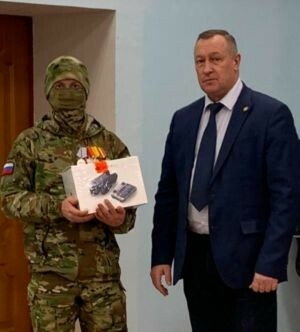 Әлки районы башлыгы хәрбиләргә квадрокоптер тапшырды