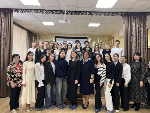 Зилә Мөбәрәкшина 27 гимназия укучыларына журналистика үзенчәлекләре турында сөйләде
