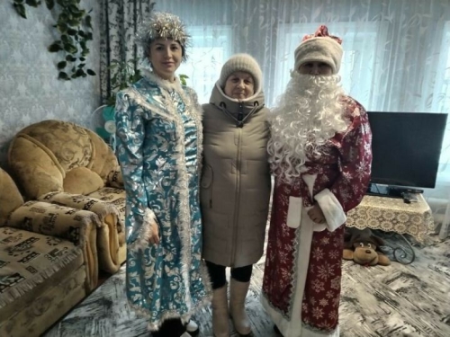Зәйдә Кыш бабай хәрбиләрнең гаиләләрен Яңа ел белән котлады