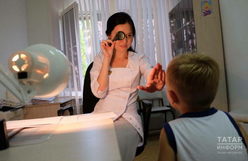 Зумерларның балалары ерактан начар күрә: цифрлы чорда баланың күзләрен ничек сакларга?