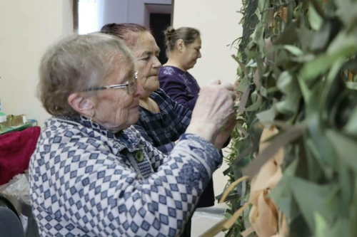 Питрәч халкы маскировка челтәрләре үрә һәм окоп шәмнәре ясый