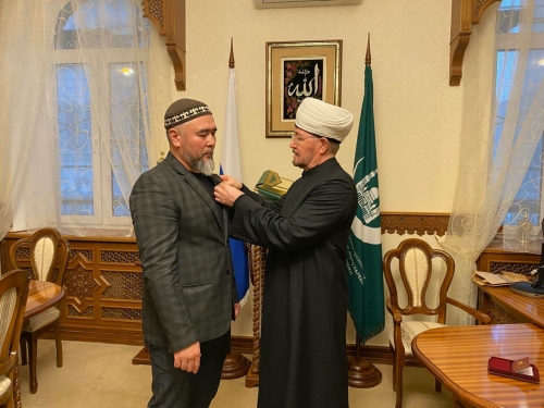 Мөфти Равил Гайнетдин махсус операциядәге имам Рөстәм Мөхитовка югары бүләк тапшырды