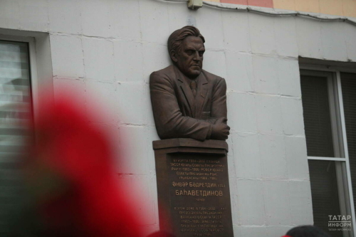 Мөхәммәтшин Әнвәр Баһаветдиновның мемориаль тактасына чәчәкләр куйды