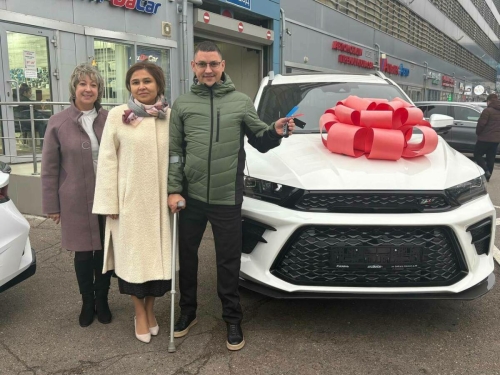 Түбән Кама махсус операция ветеранына кул белән идарә ителә торган автомобиль тапшырдылар