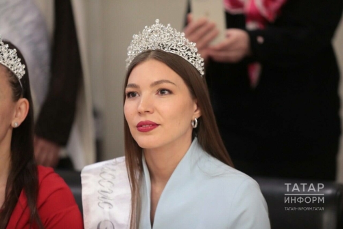 «Миссис Грация» титулы иясе Ләйсән Җиһаншина балаларга «Әлифба» бүләк итте