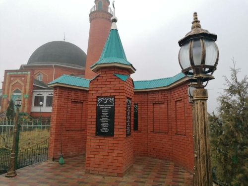 Бүген Чувашиянең Урмай авылында имамнарга һәм мәчеткә багышланган ике һәйкәл ачылды