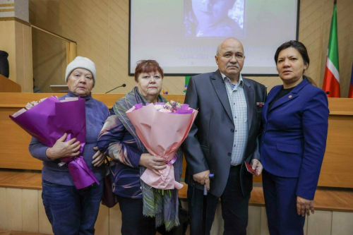 Әлмәттә хәрбиләрнең гаиләләренә Батырлык орденнары һәм Суворов медальләре тапшырылды