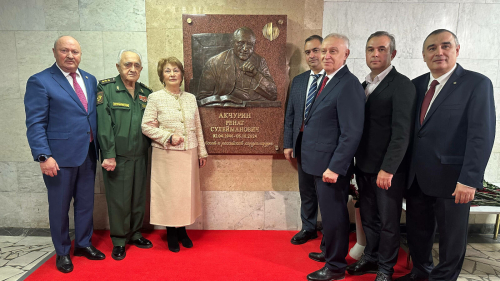 Чазов үзәгендә Ренат Акчуринга мемориаль такта ачтылар