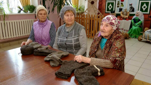 Әлмәттә 90 яшьтән өлкәнрәк волонтерлар хәрбиләргә оекбашлар бәйли