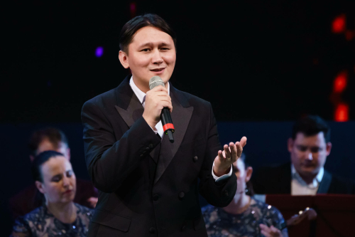 Камал театрында җырчы Алмас Хөсәеновның «Туеп булмый яратып» концерты була