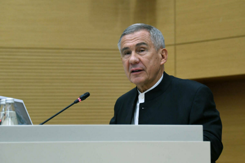 Рөстәм Миңнеханов Ватан Геройлары көнен югары дәрәҗәдә уздырырга чакырды