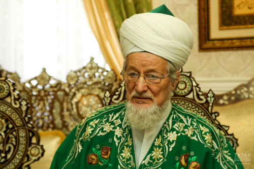 Тәлгать Таҗетдин җәмәгать урыннарында намаз укуга каршы булуын әйтте