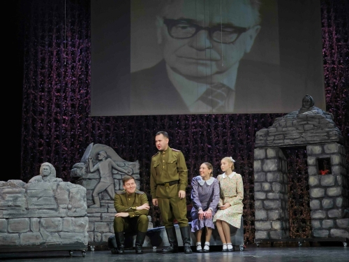 Әмирхан Еникинең кызы әтисе хикәяләре буенча куелган спектакль өчен рәхмәт әйтте