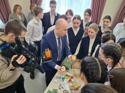 Эдуард Шәрәфиев Тукай районы Бәтке мәктәбендә парламент дәресе уздырды