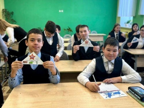 Мөслим гимназиясе укучылары «Солдатны котла!» акциясенә кушылды