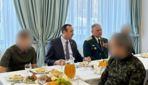 Татарстанның Тукай районы Башкарма комитет җитәкчесе ялга кайткан хәрбиләр белән очрашты