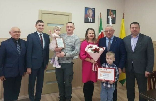 Спас районында яшь гаиләгә торак сертификаты тапшырылды