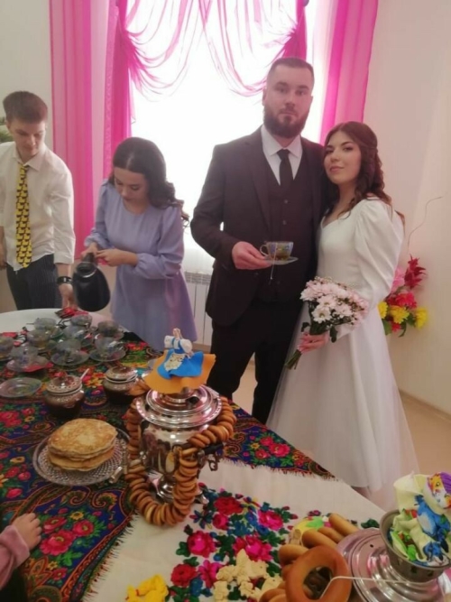 Лениногорск ЗАГС бүлегендә яшь парны коймак белән сыйладылар