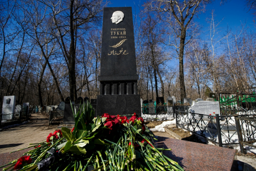 Татар җәмәгатьчелеге Габдулла Тукай каберенә чәчәкләр салды