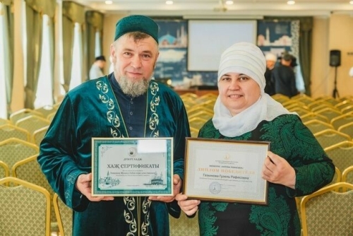 Мөслимнең Баланлы авылында яшәүче гаилә Хаҗга сертификат белән бүләкләнде