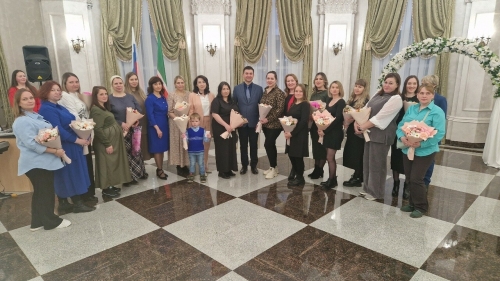 Лениногорскида булачак әниләр фестивалендә бала арбасы уйнаттылар