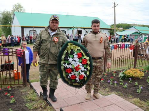 Махсус хәрби операция батыры Актанышта Җиңү бәйрәмендә машиналар парадын җитәкләде