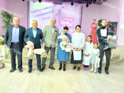 Азнакайда агымдагы елда бәби алып кайткан гаиләләрне тәбрикләделәр