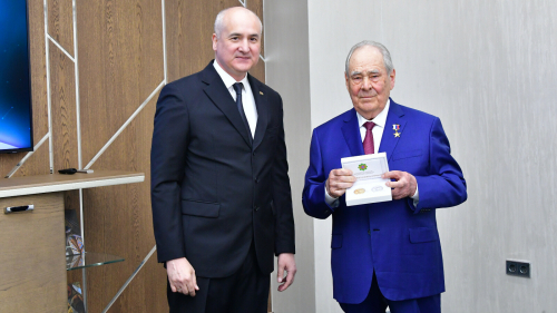 Минтимер Шәймиев «Мәхтүмколый Фрагига 300 ел» истәлекле медале белән бүләкләнде