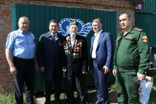 Дәүләт Думасы депутаты Апаста яшәүче ветеранга истәлекле бүләк тапшырды