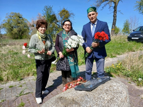 Татар җәмәгатьчелеге Калининградта шагыйрь Фатих Кәрим каберенә чәчәкләр салган
