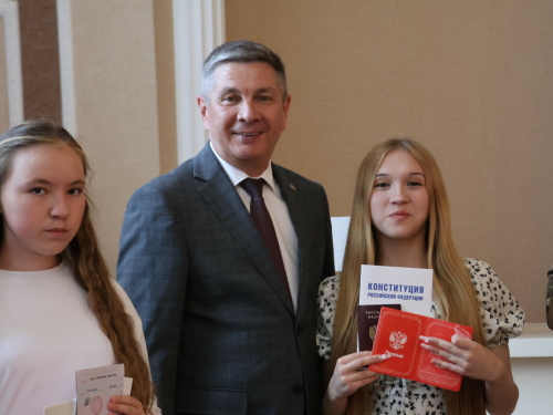 Актаныш районы башлыгы укучыларга паспортлар тапшырды