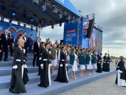 Россия көнендә «Никто кроме нас» хоры җырлады