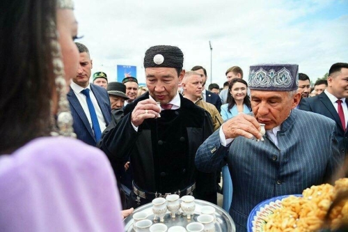 Якутиядәге Федераль Сабан туенда Рөстәм Миңнехановны кымыз белән сыйладылар