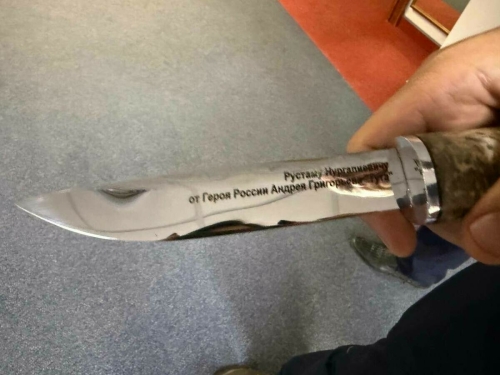 Махсус операциядә батырлык кылган якут хәрбие Рөстәм Миңнехановка исемле пычак тапшырды