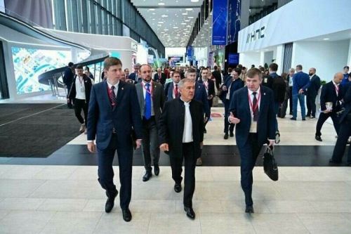 Миңнеханов Петербург форумының икенче көнендә төп чаралар узачак «Экспофорум»га килде