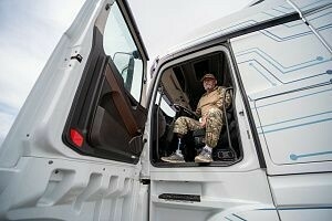 Махсус хәрби операциядән кайткан егетләр КАМАЗ-54901 автомобилен сынады