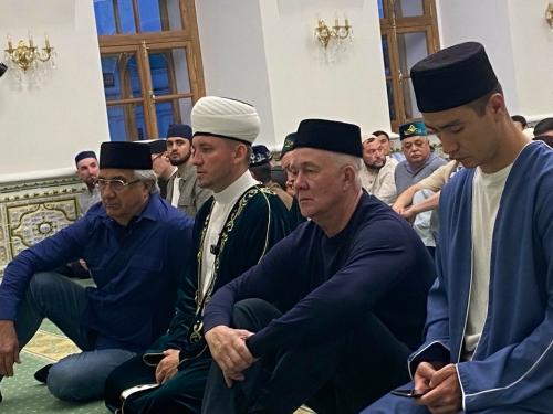Васил Шәйхразыев «Мәрҗани» мәчетендә булды: Динебез белән горурланып яшәргә язсын