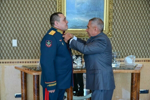 Рөстәм Миңнеханов Россия Герое Рамил Ибәтуллинны бүләкләде