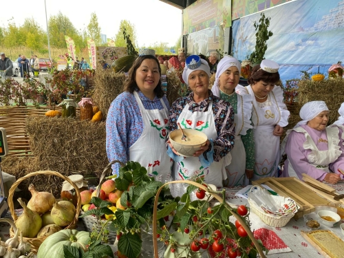 Бакчачы көнендә Яшел Үзән бакчачылары Шырдан катыгы тәкъдим итте