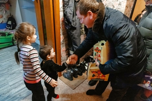 Мамадыш районы башлыгы Вадим Никитин Яңа ел алдыннан күпбалалы Татаренко гаиләсен котлады