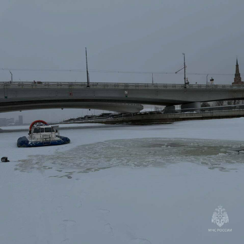 Казансуда кешеләр утырган кар машинасы боз астына төшеп киткән