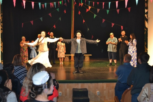 Оренбургта Равил Сабырның «Өлешеңә тигән көмешең» комедиясен куйдылар