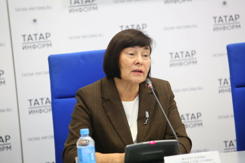 Кадрия Фәтхуллованың татар телен башлап өйрәнүчеләр өчен яңа үзөйрәткече басылып чыкты