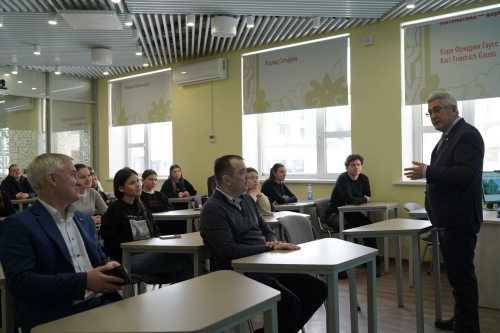 Филология һәм мәдәниятара багланышлар институтында Фираз Харисов белән очрашу узды