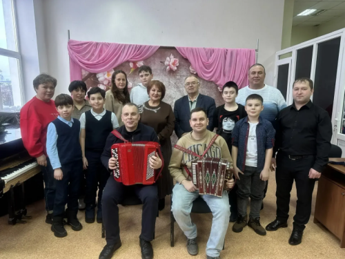 Автор-башкаручы Нияз Сафиуллин Баулыда баянда уйнау буенча осталык дәресе күрсәтте